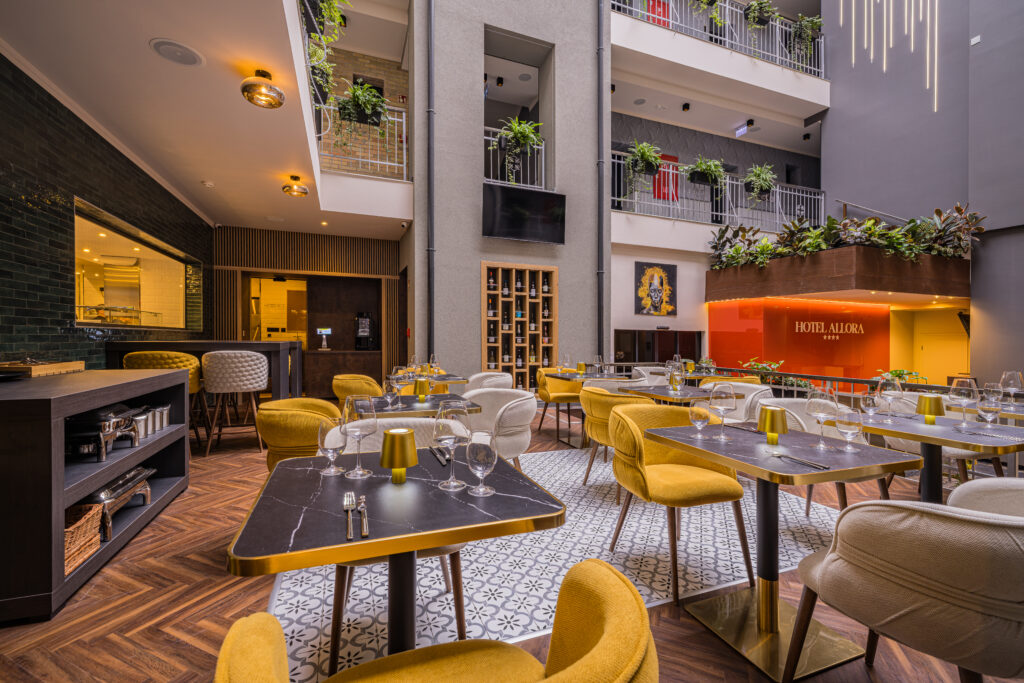 És ha már kényelem – a szálloda saját éttermében frissen készülő fogások és látványkonyha varázsolják gasztronómiai élménnyé a vacsorát. Nálunk nem csak eszel – élményt kapsz a tányérra! Ha egy ínycsiklandó, zamatos kézműves hamburgerre vágysz, nálunk, azt is megkapod, csak ülj be a sarki hamburgerezőbe. Továbbá fodrászat, bank, pékség mind megtalálható az épület földszinti üzletsorán.