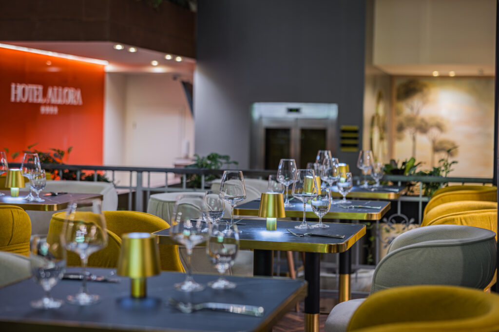 Modern, stílusos belső tereink, barátságos, segítőkész csapatunk és kényelmet szolgáló extráink gondoskodnak arról, hogy akár üzleti útra érkezel, akár csak kiszakadnál a hétköznapokból – nálunk jó kezekben leszel.