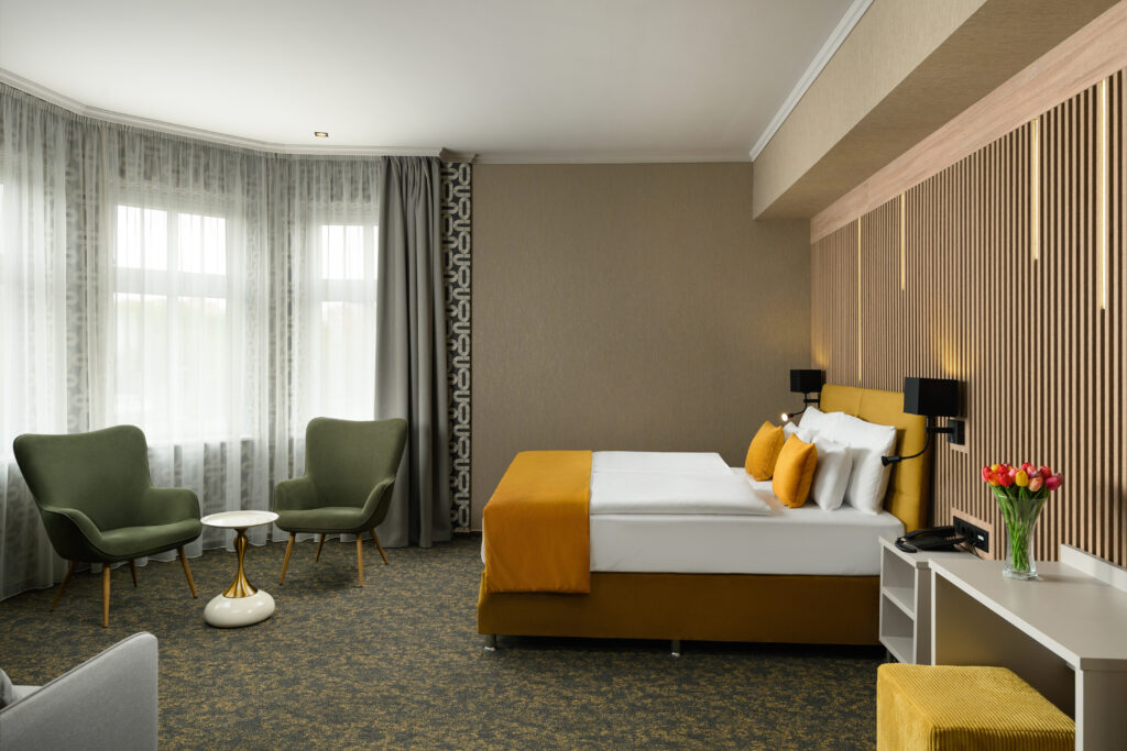 Autóval érkezel? Parkolj le ingyenesen a hotel előtti parkolónkban és kezdj a cukrászdánkban egy isteni süteménnyel és a süti utáni kávé kavargatása közben jelentkezz be akár a telefonodon, elkerülve a sorban állást! Ha pedig a várost fedeznéd fel, vagy egy fontos üzleti tárgyalásra robbannál be a belvárosba, külön díjért transzfert is kérhetsz – mi hozunk-viszünk, akár egy elnököt!