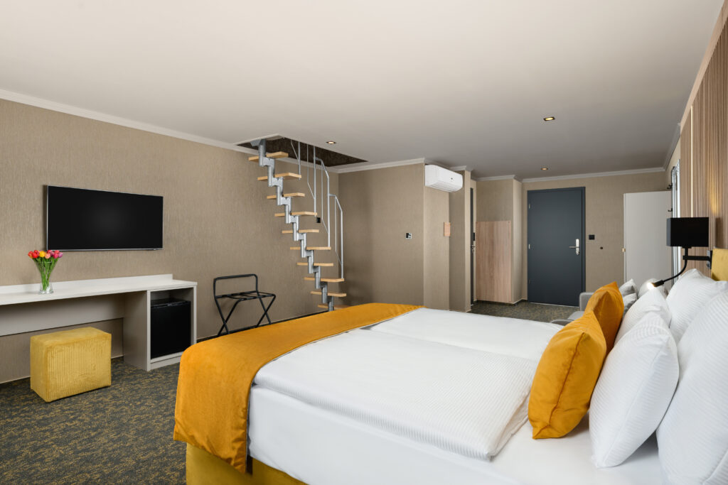 Az autóbusszal érkező csoportoknak sem kell km-eket gyalogolni, mivel a buszokat is tudjuk fogadni a parkolónkban.